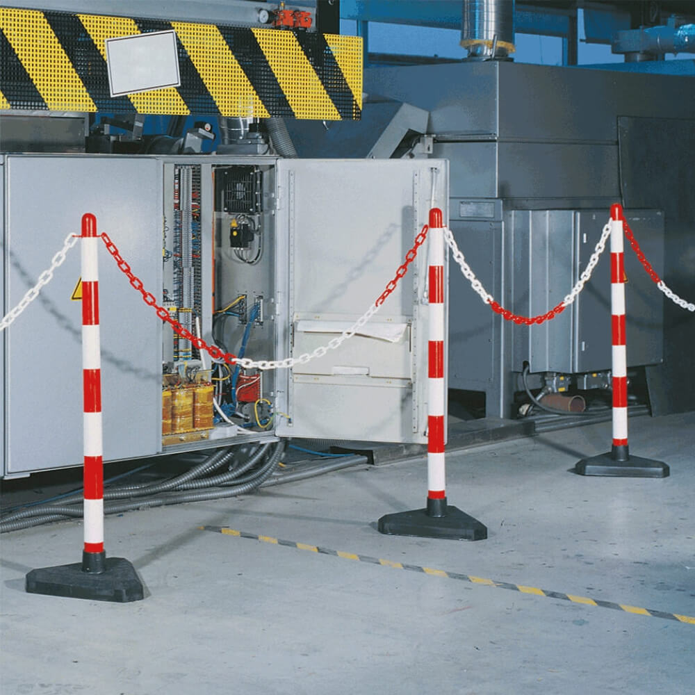 Produktbild von Kettenpfostenset UNI XL – 10 Stück Rot/weiß, 110 Cm Hoch, 18 M Kette – Betongefüllte Füße, Für Absperrungen Innen & Außen