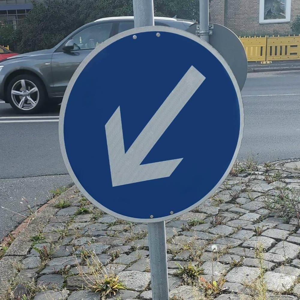 Vorschriftzeichen VZ 222-10, Vorgeschr. Vorbeifahrt links vorbei