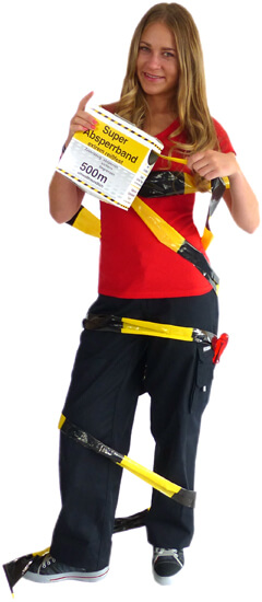 Model mit Absperrband im Absperrshop